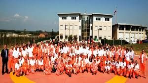 Foto di gruppo dei volontari della Croce Verde di Saluzzo, davanti alla sede