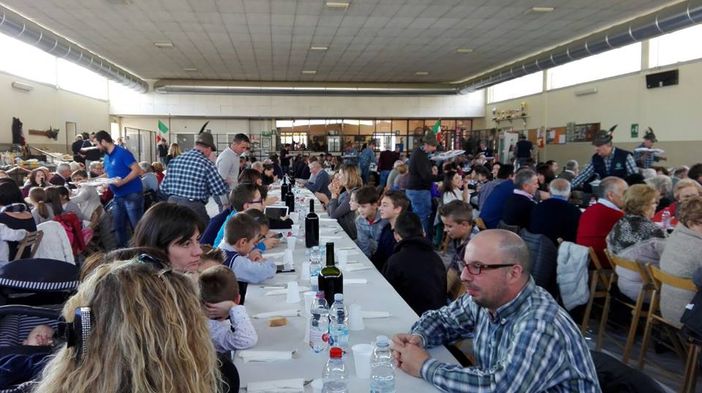 Le lunghe tavolate del pranzo solidale di Revello