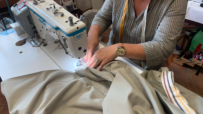 La sartoria benefica di Oasi Giovani riporta a nuova vita abiti per una sfilata