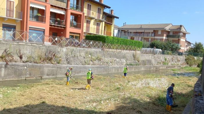 Volontari della Protezione Civile di Beinette al lavoro per pulire il torrente Josina