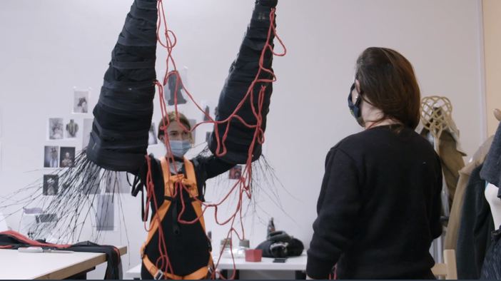 Moda e diritti umani: ad Alba il documentario che svela il lato oscuro della fast fashion Moda e diritti umani: ad Alba il documentario che svela il lato oscuro della fast fashion