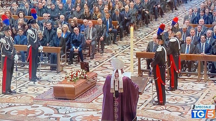 Le immagini dei funerali in Duomo di Silvio Berlusconi (foto dallo speciale Tg5) Le immagini dei funerali in Duomo di Silvio Berlusconi (foto dallo speciale Tg5)