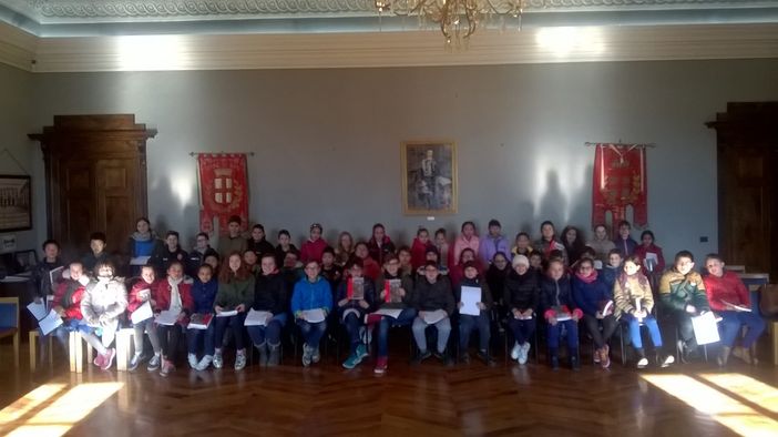 Barge: in visita in comune gli alunni delle classi 5^ della Primaria locale Barge: in visita in comune gli alunni delle classi 5^ della Primaria locale