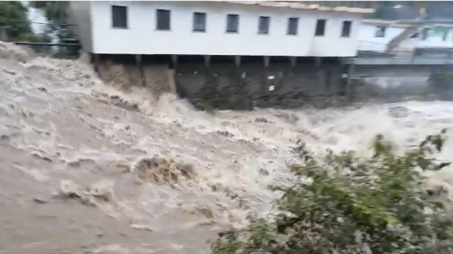 A Valdieri il torrente Gesso fa paura: chiusa la strada per Terme a Tetti Gaina A Valdieri il torrente Gesso fa paura: chiusa la strada per Terme a Tetti Gaina