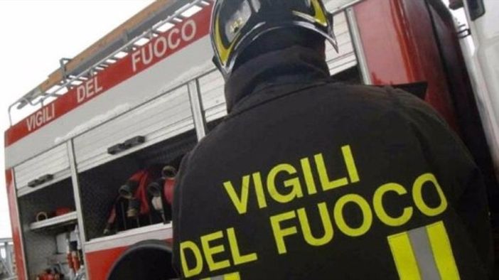 A Sant'Albano Stura prende fuoco una scatola di derivazione dell'Enel, immediato l'intervento dei Vigili del Fuoco