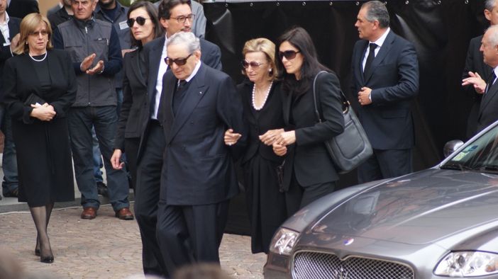 Per il cadinale Bertone. "Ferrero famiglia bella e da imitare" (© targatocn.it - Foto Francesco Ameglio)