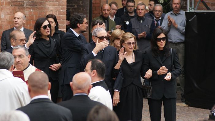 Il momento più toccante della mattinata: il feretro di Pietro è arrivato sul sagrato, i familiari non riescono a trattenere le lacrime (© targatocn.it - Fotoservizio Francesco Ameglio)