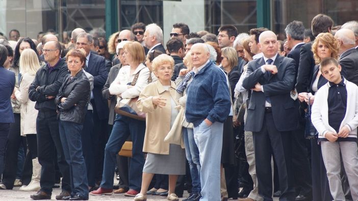 La gente in piazza: donne, vecchi, bambini. Tutta Alba e le Langhe si stanno raccogliendo intorno a Pietro Ferrero (Fotoservizio Francesco Ameglio)