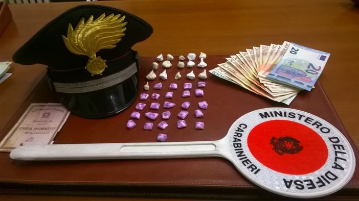 39enne fermato con 41 bustine di crack e cocaina a Racconigi: arrestato