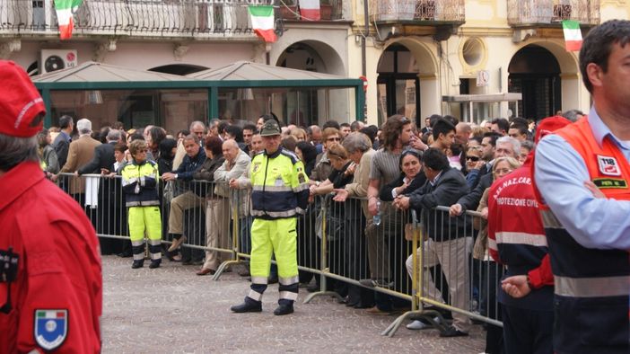 La gente, le prime autorità ed i controlli delle forze dell'ordine (Fotoservizio di Francesco Ameglio)