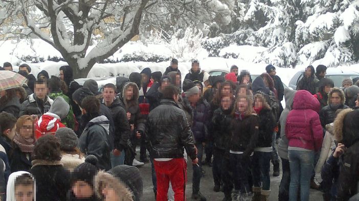 Gli studenti del "Donadio" in cortile durante la protesta (© targatocn.it)