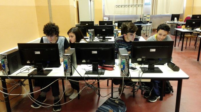 Da sinistra i nostri ragazzi in azione Lorenzo Damiano, Miriana Blangero, Matteo Serra ed Emanuele Bianco, tutti della 4^M