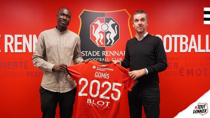 Alfred Gomis è sengalese, ma cresciuto a Cuneo. Il momento della firma del contratto da 5 anni (Foto tratta dal sito www.staderennais.com)