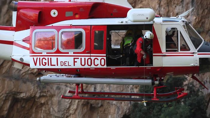 Auto finisce in una scarpata a Viola Saint Gree. Intervengono due mezzi aerei Auto finisce in una scarpata a Viola Saint Gree. Intervengono due mezzi aerei