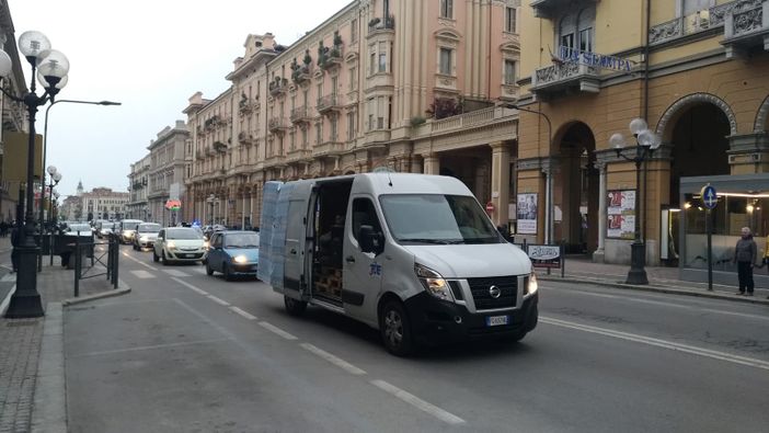 "Il carcere non è una discarica in cui buttare gli scarti della società": il corteo del Movimento Rebeldies arriva in centro a Cuneo (VIDEO)