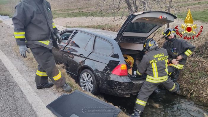 Auto esce di strada e finisce in un canale a Tarantasca: ferito il conducente, non è grave