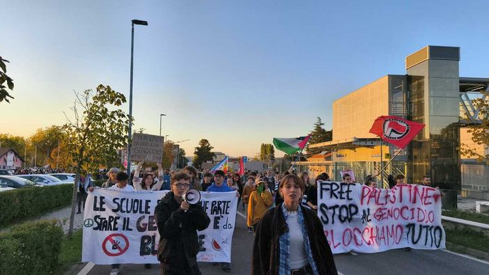 Nelle foto alcuni momenti della manifestazione in corso ad Alba Nelle foto alcuni momenti della manifestazione in corso ad Alba