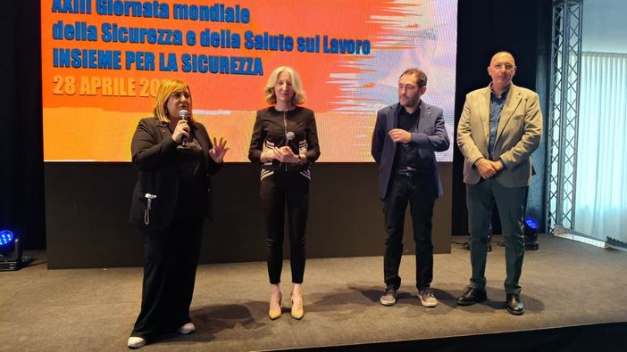 Alcuni scatti dal grande evento in corso al Varco. Ad aprire i lavori – da sinistra nella foto – la presidente Formedil Cuneo Elena Lovera, la direttrice Laura Blua e il vicepresidente Nicola Gagino Alcuni scatti dal grande evento in corso al Varco. Ad aprire i lavori – da sinistra nella foto – la presidente Formedil Cuneo Elena Lovera, la direttrice Laura Blua e il vicepresidente Nicola Gagino