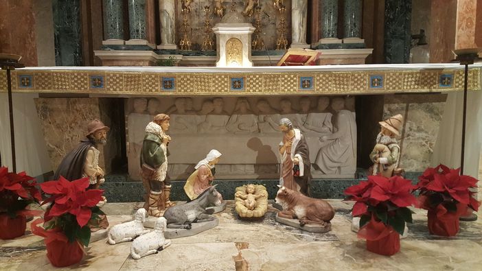 In foto il presepe allestito ai piedi dell’altare nel Santuario della Madonna dei Fiori, a Bra In foto il presepe allestito ai piedi dell’altare nel Santuario della Madonna dei Fiori, a Bra