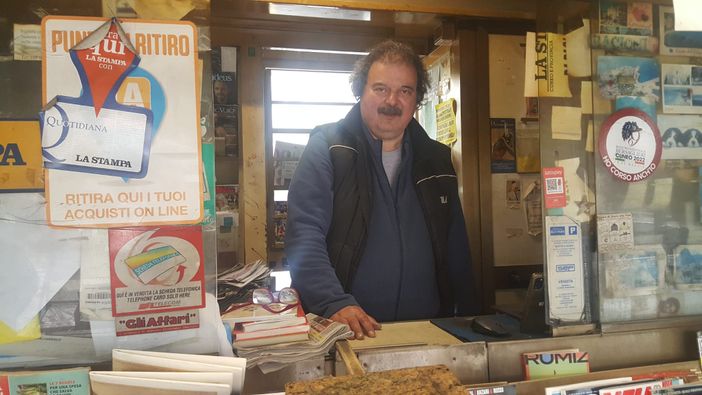 Ettore Gami nello storico chioschetto in piazza Carlo Alberto a Bra Ettore Gami nello storico chioschetto in piazza Carlo Alberto a Bra