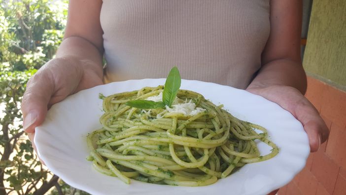 La Liguria è servita in tavola con il Pesto alla genovese La Liguria è servita in tavola con il Pesto alla genovese
