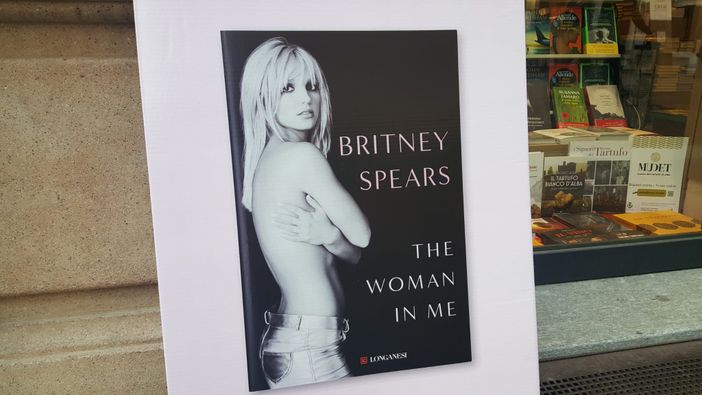 Il Caffè letterario di Bra è pop con “The Woman in Me” di Britney Spears Il Caffè letterario di Bra è pop con “The Woman in Me” di Britney Spears