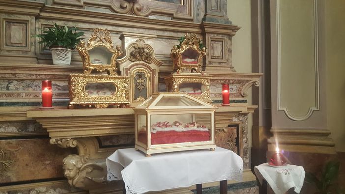 Bra, passaggio nella chiesa delle Clarisse tra reliquie e storie di fede