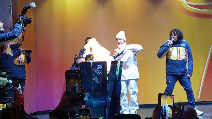 La Fiamma Olimpica è arrivata a Cuneo: il braciere  illumina piazza Galimberti [FOTO e VIDEO]