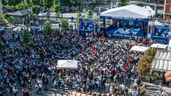 Dogliani accende il Festival della Tv: al via la quindicesima edizione con “Dialoghi Coraggiosi” Dogliani accende il Festival della Tv: al via la quindicesima edizione con “Dialoghi Coraggiosi”