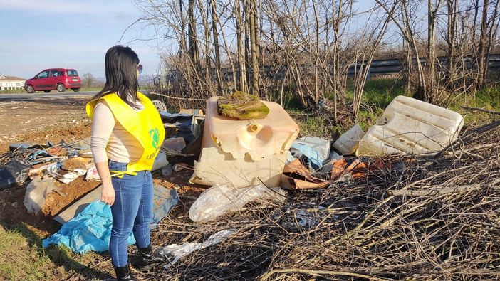 Sulla statale 231 tra Cervere e Cherasco una "discarica a cielo aperto"