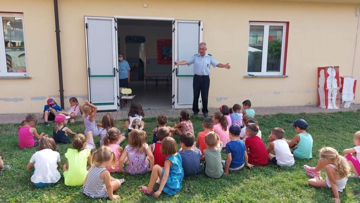 Cherasco, la Polizia Locale fa educazione stradale ai piccoli allievi dell’Istituto Comprensivo