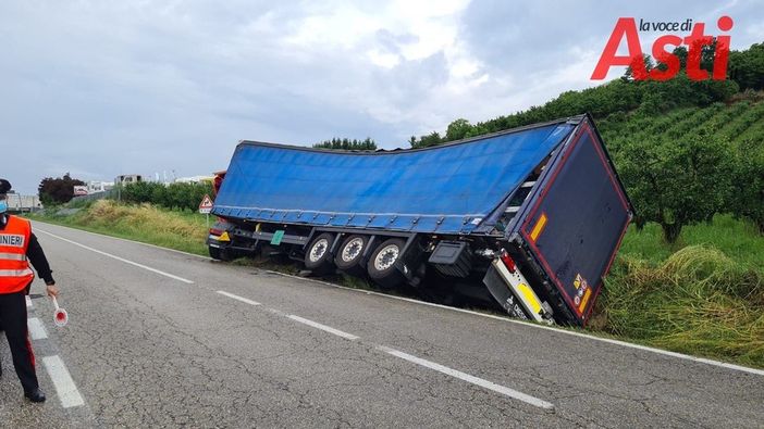 Camion fuori strada tra Canale e San Damiano. Due gru e un trattore per rialzarlo [FOTO]