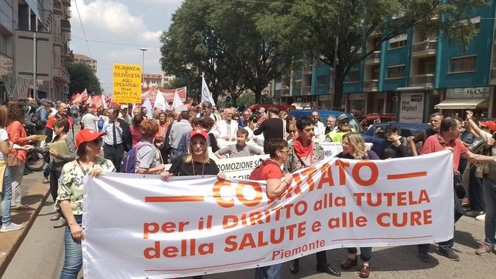 Medici, infermieri e professionisti della salute in piazza a Torino per denunciare la politica sanitaria del Piemonte Medici, infermieri e professionisti della salute in piazza a Torino per denunciare la politica sanitaria del Piemonte