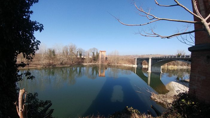 Il ponte di Tanaro sulla destra, vicino a quello che era il ponte Moresco (Foto Gedii)