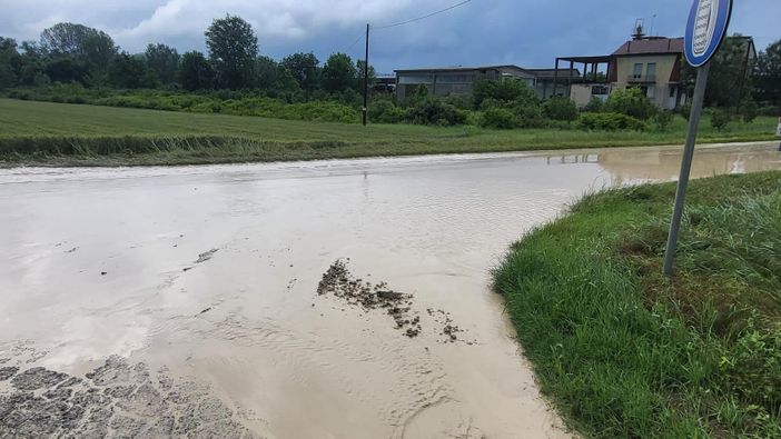 Strade trasformate in canali d'acqua nelle frazioni di Neive