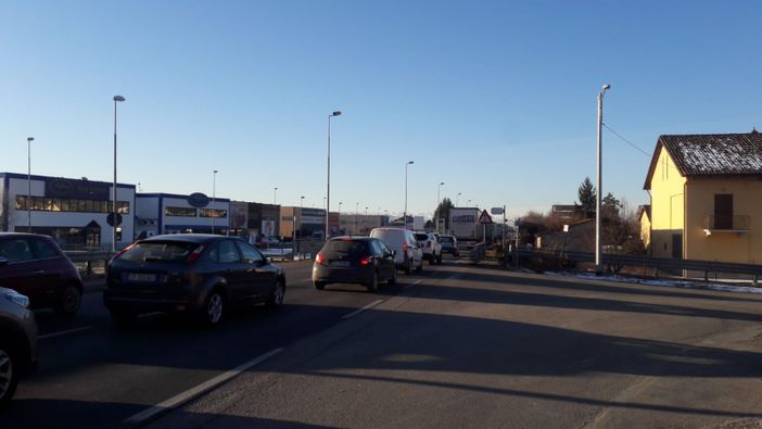 Scontro sulla Statale 231 a Magliano Alfieri, feriti e disagi al traffico