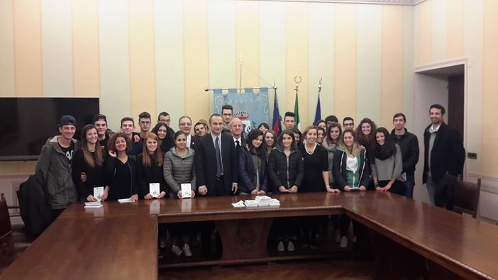 Il viceministro della Giustizia consegna la Costituzione ai neomaggiorenni doglianesi Il viceministro della Giustizia consegna la Costituzione ai neomaggiorenni doglianesi