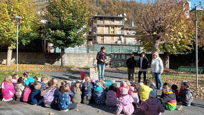 A Sampeyre i bimbi della Primaria e della scuola d'infanzia impegnati in "Scatole con la voce"