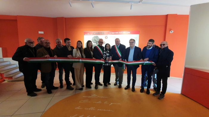 Il momento del taglio del nastro Il momento del taglio del nastro