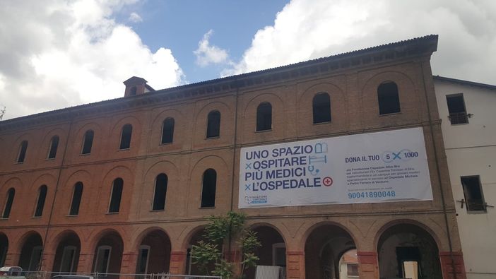 Bra, manifesto XXL alla Trevisan per il 5x1000 alla Fondazione ospedale Alba-Bra Bra, manifesto XXL alla Trevisan per il 5x1000 alla Fondazione ospedale Alba-Bra
