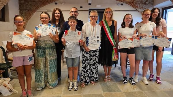 Gli Amministratori di Manta con il sindaco Ivana casale e i vincitori del concorso Gli Amministratori di Manta con il sindaco Ivana casale e i vincitori del concorso