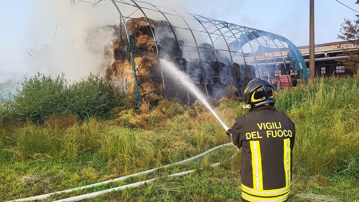 Lunga colonna di fumo a Scarnafigi per un trattore carico di rotoballe in un tunnel agricolo a fuoco