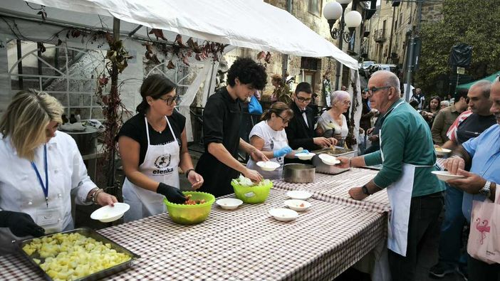 Bagna Caöda e Battuta al coltello di Trinità “superstar” a Petralia Sottana Bagna Caöda e Battuta al coltello di Trinità “superstar” a Petralia Sottana