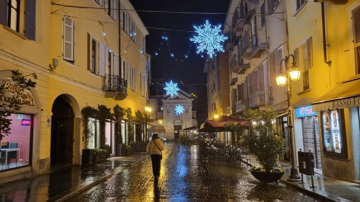 E luce fu: Bra accende la magia del Natale 2025, sotto i primi fiocchi di neve