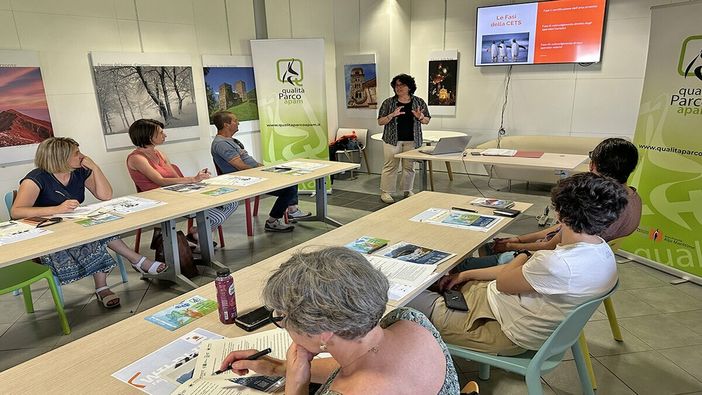 Un momento di incontro tra APAM e gli operatori turistici al Centro visita di Vernante