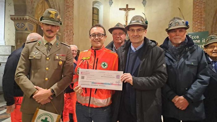 Saluzzo, gli alpini Ana Monviso donano 1000 euro alla Croce Verde di Saluzzo - Foto Paola Ravazzi