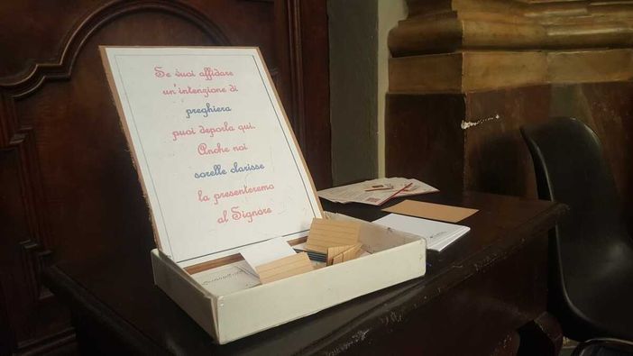 La scatola delle intenzioni di preghiera nella chiesa delle Clarisse, a Bra