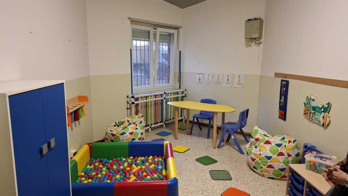 L'"Aula morbida" inaugurata alla scuola primaria di Borgo Ferrone grazie alla donazione della Proloco "Cui dur Ferun"