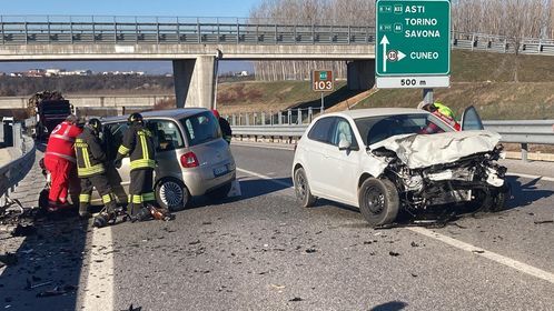 Frontale sul raccordo dell'Asti-Cuneo a Bombonina: due feriti gravi [VIDEO]
