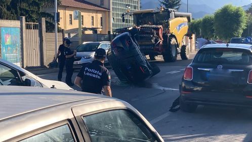 Borgo San Dalmazzo: suv urta veicolo in sosta, si ribalta e colpisce ambulanza in servizio d'emergenza Borgo San Dalmazzo: suv urta veicolo in sosta, si ribalta e colpisce ambulanza in servizio d'emergenza